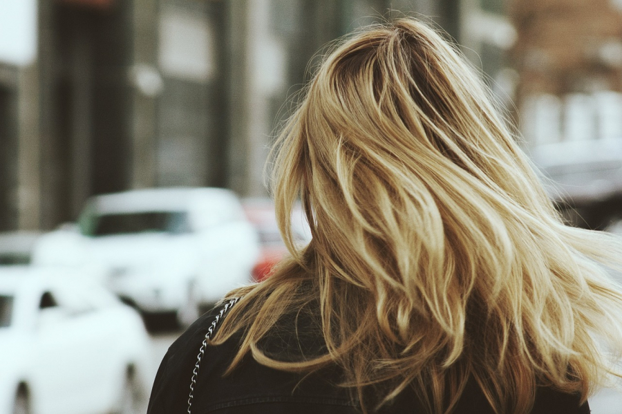 Quelle est la meilleure routine naturelle pour les cheveux blonds ?